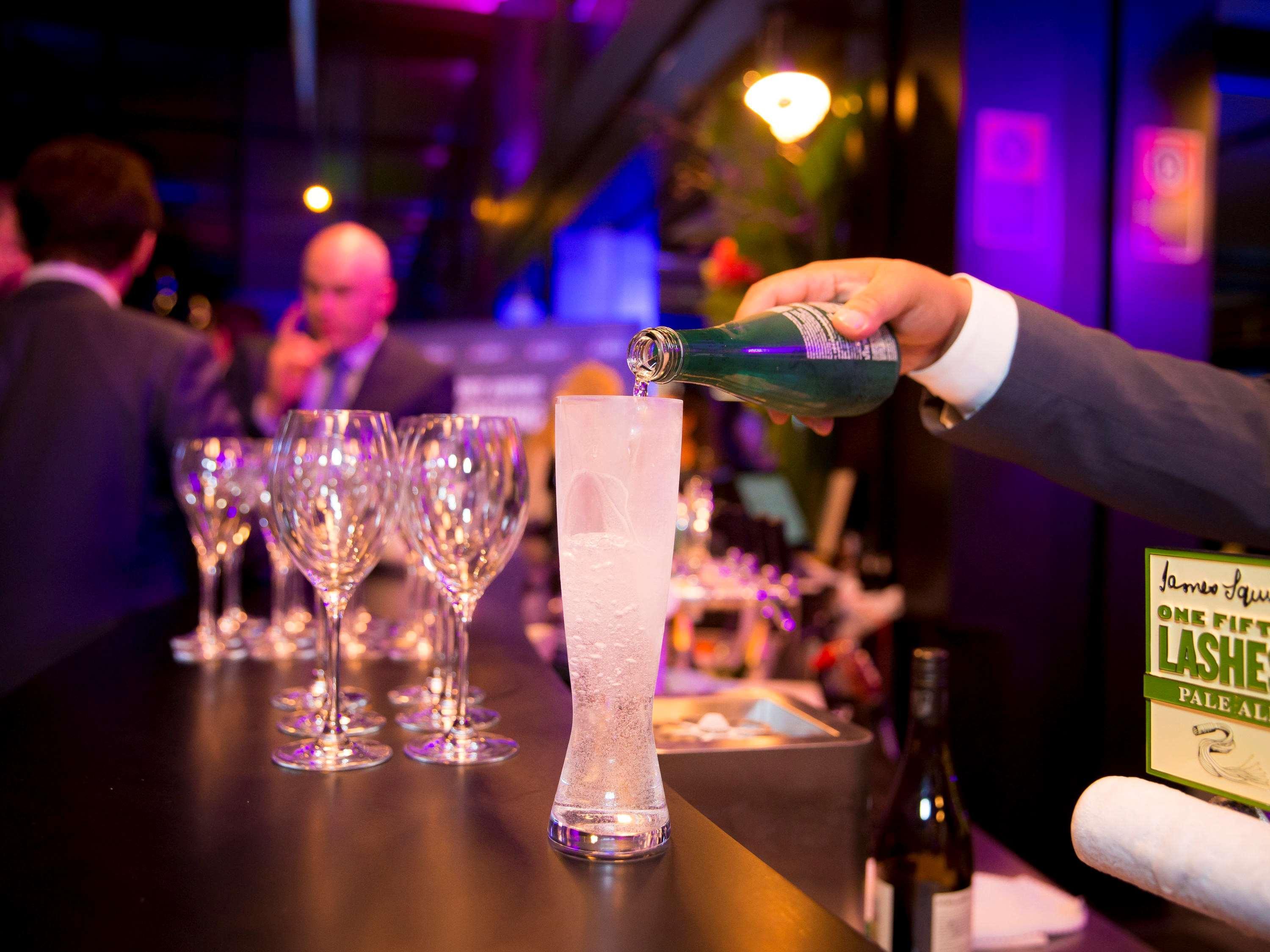 Pullman Sydney Airport Hotel Ngoại thất bức ảnh A bartender pouring champagne