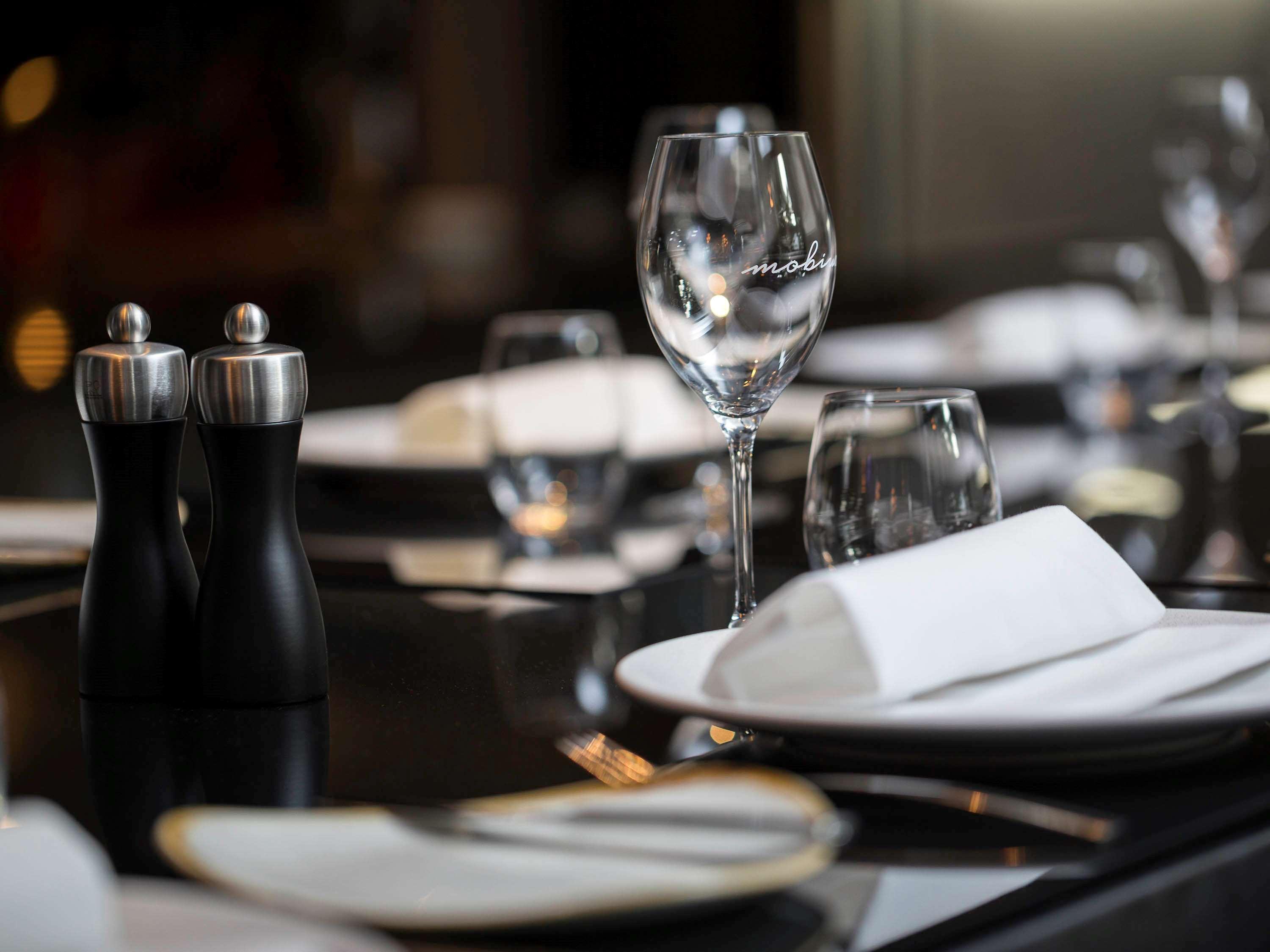 Pullman Sydney Airport Hotel Ngoại thất bức ảnh A restaurant table set for service