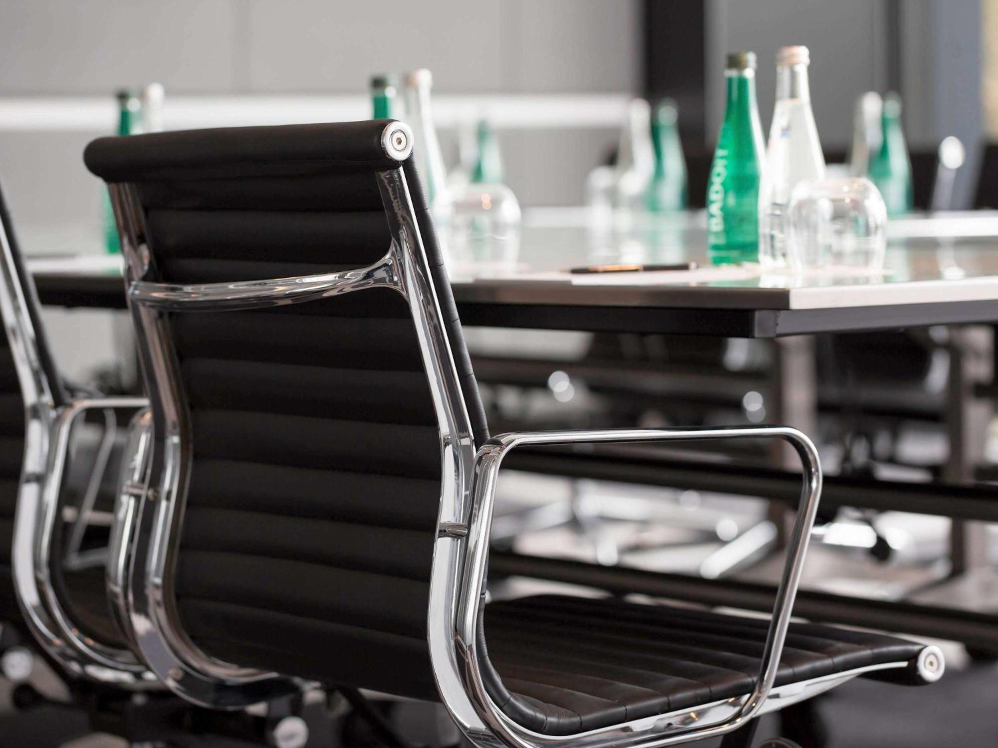 Pullman Sydney Airport Hotel Ngoại thất bức ảnh S 64 chair