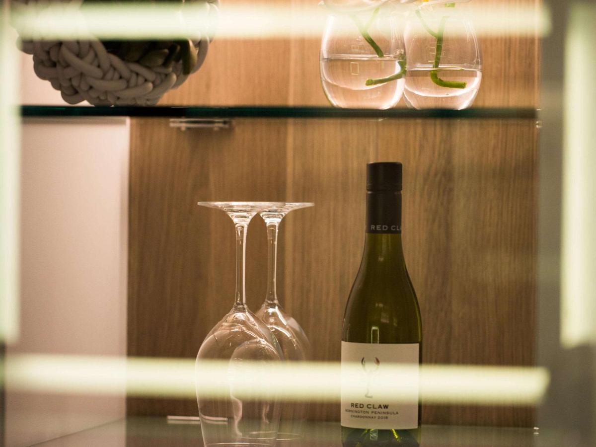 Pullman Sydney Airport Hotel Ngoại thất bức ảnh A bottle of wine in a hotel room